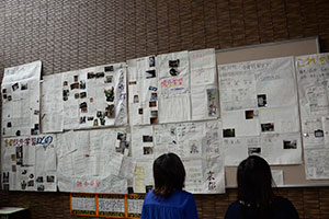 （写真）西ノ岡中学校の2年生が「祇園祭」テーマ学んだ内容を図書館で展示