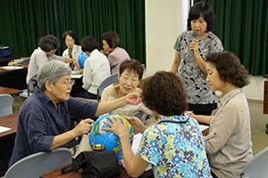 （写真）京都府地球温暖化防止活動推進センターの西澤浩美さんが食と環境のつながりについて講演