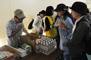 （写真） 避難所に届けられた物資の管理方法を考える物資班