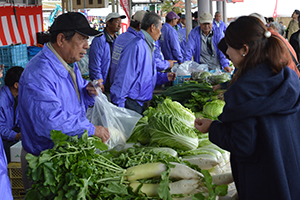 （写真）新鮮野菜の販売