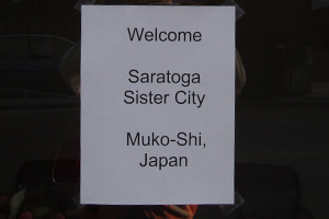 （写真）訪問団を歓迎する張り紙