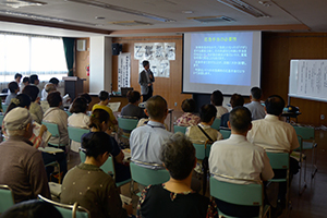 （写真）京都第二赤十字病院救急センター 北村誠所長による講演