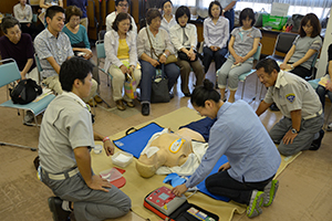 （写真）AEDを使った救急蘇生の講習