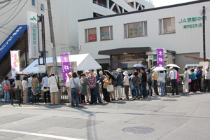 （写真）販売開始前の行列