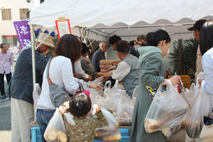 （写真）直売会でたけのこを買い求める人々