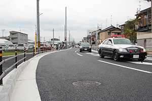 （写真）寺戸森本幹線1号を通行する車
