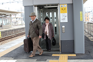 （写真）エレベーターを利用する市民