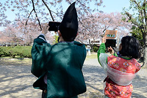 （写真）アプリを楽しむ人たち