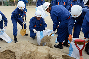 （写真）土のうを作成