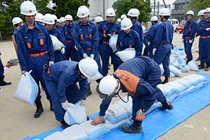 （写真）土のうを積む消防団の方々