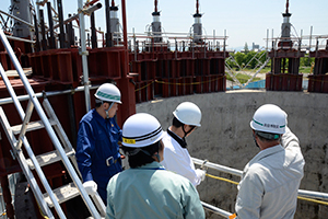 （写真）いろは呑流トンネル南幹線立抗現場を確認する安田市長ら