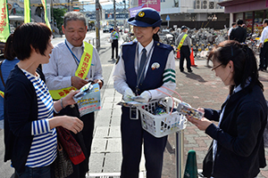 （写真）街頭でルールの順守と正しい交通マナーの実践を呼びかけました