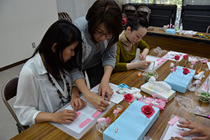 （写真）香りのついた石けんねんどで花を作りました