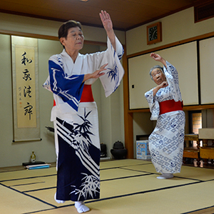 （写真）向日ふるさと音頭を踊る指導員