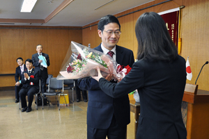 （写真）杜士根団長に花束贈呈