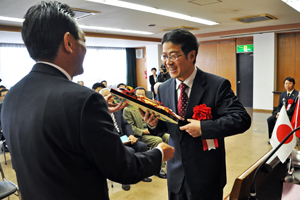（写真）向日市から杭州市へ記念品を贈呈