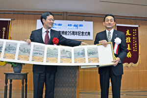 （写真）杭州市から向日市へ記念品を贈呈
