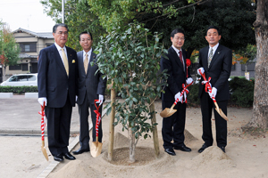 （写真）記念植樹1