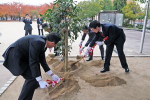 （写真）記念植樹2
