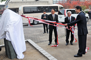 （写真）記念碑除幕式1