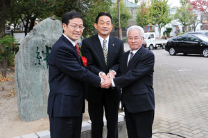 （写真）記念碑除幕式2