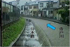 （写真）トンネルに流れ込んでいる様子