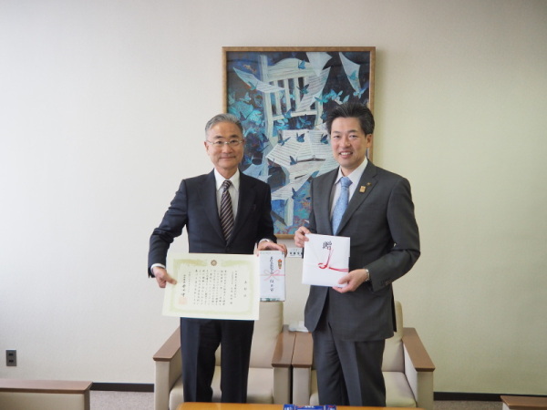 日東薬品工業株式会社北尾社長と安田市長の記念撮影