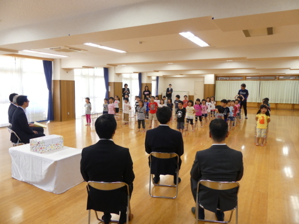 お礼の歌を歌う様子