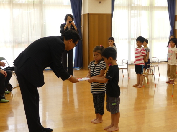 目録を受け取る様子