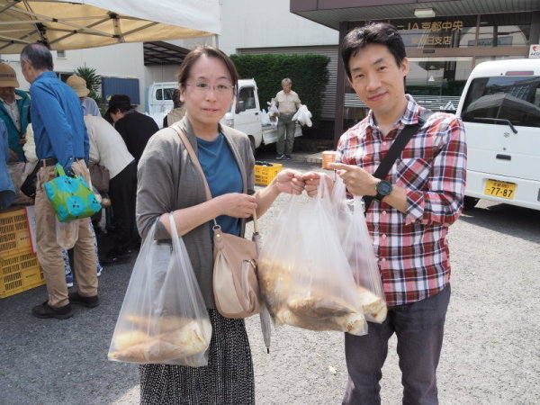 たけのこを買ったご夫婦