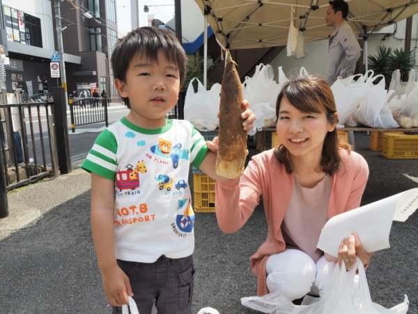 たけのこを持った男の子と母親