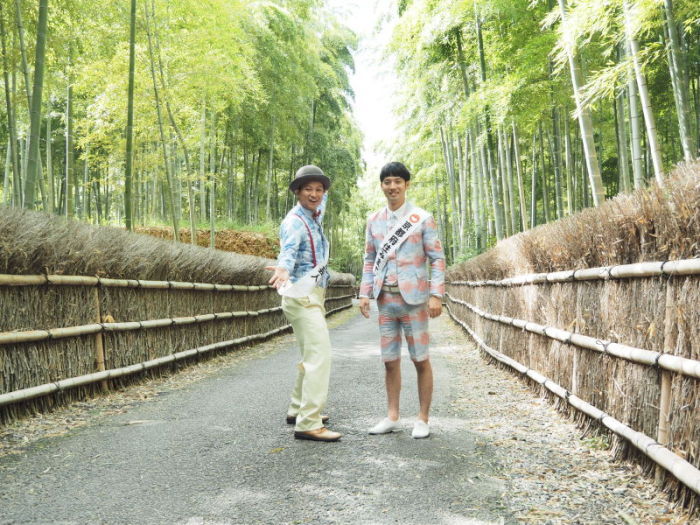 竹林でポーズをとるモンブラン