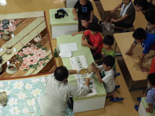 土器に触れる子ども