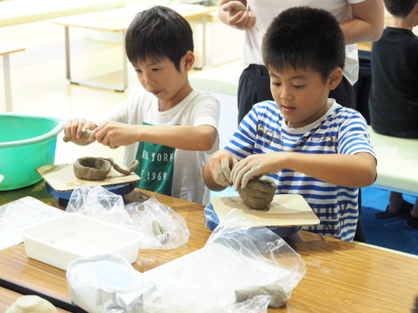 土器つくり体験をする子どもたち