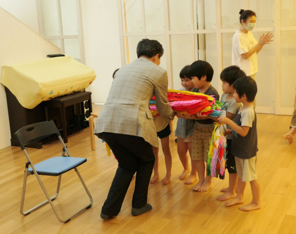 折り鶴を渡す様子