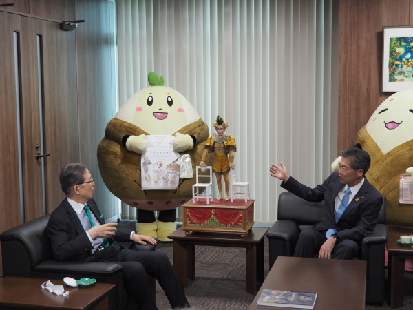 0712オートマタ図録寄附贈呈式３