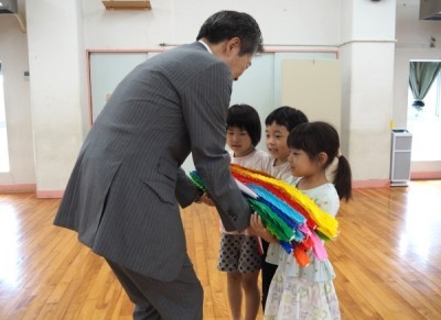 「平和の折り鶴」手渡し式