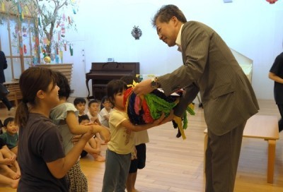 「平和の折り鶴」 手渡し式