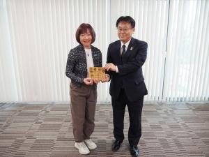 エミリー・ロウ サラトガ市民代表と中地副市長