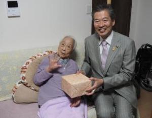 敬老記念品贈呈