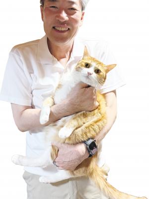 笑顔の市長に抱っこされる猫のふうた