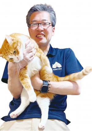市長の抱っこを嫌がる猫のふうた