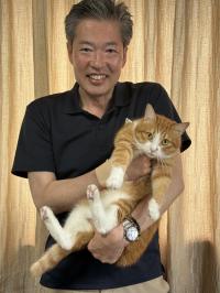 市長に抱っこされている猫のふうた